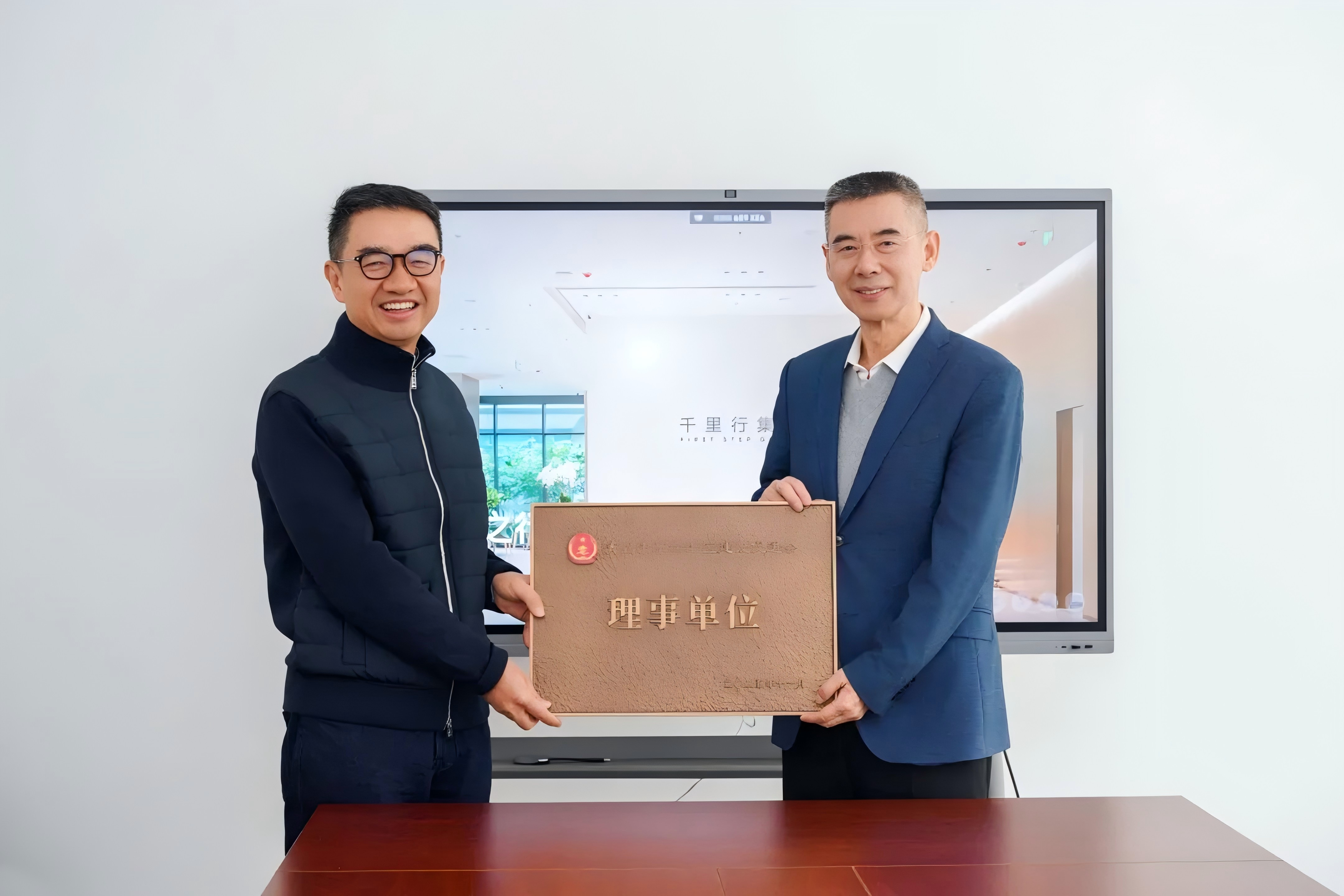 青岛市革命老区建设促进会副会长兼秘书长胡义瑛一行到集团走访